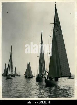 8. August 1955 - Yachting in Cowes... ...alles was sie wollen - ist Kinderspiel. Foto zeigt einige der Yachten gesehen Pädagogen eine Brise während eines der Ereignisse in der Yachting Cowes Woche warten die von der Duke of Edinburgh besucht werden wird. Stockfoto