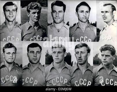 19. August 1955 - im Bild ist die sowjetische Fußballmannschaft. Abgebildet sind: aus der obersten Zeile gehen links nach rechts: Jurij Kusnezow, Sergeij Salnikow, Alexeij Paramonow, Michail Ogonkow, Mikelai Paschkin. Untere Reihe von links nach rechts: Boris Tatuschkin, Wladimir Schabrow, Anatolij Maslenkin, Igor Netto, und Jurij Woinow. Stockfoto