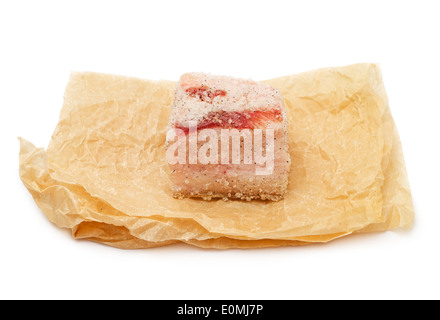 Salz Schmalz auf einem zerknitterten Pergament isoliert auf weißem Hintergrund Stockfoto