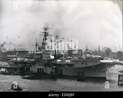 6. Juni 1955 - britische Flugzeug - Träger in Hamburg. Zum ersten Mal in der Geschichte von Hamburg der Hafen ein Flugzeug-Träger an der '' Ubersessbrucke'' (Oversea-Brücke) ist die britische 18 verankert. 200 t Träger '' Ozean '', auf Besuch in Hamburg vom 28. Juni bis zum 4. Juli. Stockfoto