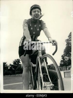 6. Juni 1955 - Champion Mädchen Radfahrer aus den USA in der Ausbildung in Herne Hill. Miss Nancy Neiman von Detroit. die amerikanischen Frauen Sprint Cycling Champion, der in London gestern für eine Saison der Rennbahn in Europa angekommen. in Herne Hill heute Morgen im Training zu sehen war. Sie ist den britische 3.000-Meter-Champion Rennen morgen gegen Frau Daisy Franks. Keystone-Foto zeigt: Miss Nancy Neiman mit ihrem Helm in Herne Hill heute Morgen gesehen. Stockfoto