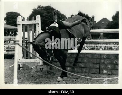 6. Juni 1955 - kommt Susan ein Cropper - bei der Richmond Royal Horse Show. Foto zeigt Miss Susan Page, im Alter von 10, Newbury, Reiten '' Taylors Togo'' - kommt ein Cropper, während in der Brunnen-Wanderpokal für Kinder springen Ponys (nicht mehr als 14,2 Hände), konkurrieren im Finale auf der Richmond Royal Horse Show heute. Stockfoto