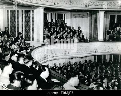 Sept. 06, 1955 - eine Eröffnungsfeier fand am 4. September 1955 für die neu erstellte Deutschland Hamburgische Staatsoper in Ost-Berlin unter Den Linden. In der Würdenträger war Box Walter Ulbricht, Otto Nuschke und Staat Sekretärin Jenny Matern, der mehrere Wochen in Russland war. Links im Bild ist das diplomatische Korps. Stockfoto