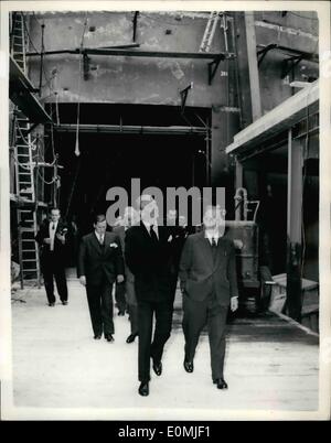 Sept. 09, 1955 - Premier besucht Harwell. Der Premierminister, Sir Anthony Eden, besuchte heute die atomic Research Establishment in Harwell. Foto zeigt Sir John Cockcroft, Direktor des Harwell, mit Sir Anthony Eden Inspektion der neuen Reaktor Website - der neue Reaktor kann im Hintergrund gesehen werden. Stockfoto