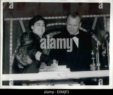 Sept. 09, 1955 - sowjetische Botschafter in London schaltet die Blackpool Illuminations.: Herr Jacob Malik der sowjetische Botschafter in London führte die Zeremonie von Blackpool Illuminations - von 350.000 Farblicht - während der Woche-0end, nach denen er sich mit einem Stock von Blackpool Rock - mit dem Namen '' j.m. Malik, U.S.S.R. präsentierte '' Einschalten läuft mitten durch. Foto zeigt, dass Herr Malik die Blackpool Lichter eingeschaltet. Stockfoto