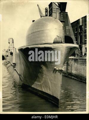 06. Jun. 1955 - die R.N. Experimental Submarine kommt auf den Bögen zum London Strange Dome. H.N.E. Thermopylae von Lieut kommandiert. Kommandant W.D. Scott R.N. ist jetzt auf einem Besuch in London und war am Nachmittag am East India Dock zu sehen. Sie wurde 1945 in Chatham gebaut und wurde modernisiertverlängert und wird heute hauptsächlich für experimentelle Zwecke verwendet. Sie wurde stromlinienförmig und hat auch eine seltsam aussehende Kuppel auf den Bögen. Foto zeigt Kopf auf Sicht des Handwerks an den East India Docks heute Nachmittag - zeigt die ungewöhnlich aussehende Kuppel auf ihren Bögen. Stockfoto