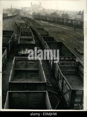 6. Juni 1955 - die Bahn Streik Kohlewaggons leer und im Leerlauf. Foto zeigt Gesamtansicht der Astley grünes Zeche - Lancashire - die leeren Kohle Lastwagen. Was auch immer Kohle von den Zechen verschoben wird wird per LKW aufgrund der Eisenbahnerstreik genommen. Stockfoto