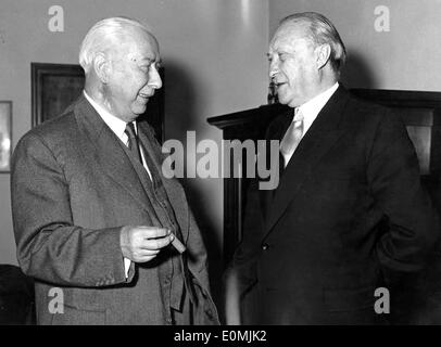 Dr. Adenauer trifft sich mit Präsident Theodor Heuss Stockfoto