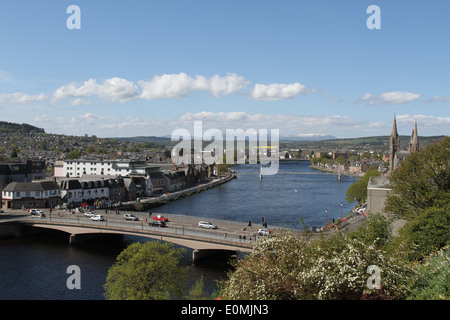 Ansicht der Brücke über den Fluss Ness mit Ben Wyvis inverness Schottland Mai 2014 Stockfoto