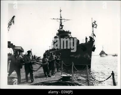 Sept. 09, 1955 - erste polnische Kriegsschiffe zu besuchen Großbritannien da der Krieg kommen bei Portsmouth: Zwei polnische Zerstörer Błyskawica und Burza, kam in Portsmouth heute auf Einladung der britischen Royal Navy. Antrittsbesuch des polnischen Kriegsschiffe in diesem Land ist seit dem Krieg. Foto zeigt die Błyskawica kommt neben Portsmouth Dockyard heute. Die Burza ersichtlich im Hinterhof. Stockfoto