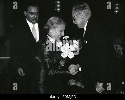 Sept. 09, 1955 - '' Otto-Hahn-Preis '' für Frau Lise Meitner. Der neue '' Otto-Hahn-Preis '' übergab heute an Frau Prof. Lise Meitner während eines Treffens der Gesellschaft Deutscher Chemiker in München stattfand. Der Preis ist goldene Medaille und 25.000 DM. Frau Prof. Lise Meitner ist der Häuptling von einem Labor in einer wissenschaftlichen Akademie in Stockholm und war für eine lange Zeit Assistent von Professor Hahn. OPS: (v.l.n.r.) Dr. Karl Wolf, der den Preis überreichte Frau Prof. Lise Meitner und Prof. Otto Hahn gratuliert ihr. Stockfoto