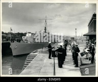 Sept. 09, 1955 - britischer Kriegsschiffe Segel für Zypern... DIE '' WOODBRIDGE HAVEN'' IN CHATHAM. Sieben britische Kriegsschiffe, die Großbritannien beizutreten der Mittelmeer-Flotte bei Malta nächsten Monat verlassen haben haben ihren Segeln Datum erweiterte wegen das Zypern-Problem hatte... Dazu gehört der WOODBRIDGE HAVEN (1.652 Tonnen) eine Fregatte Typ Headdquarters Schiff links Chatham heute Nachmittag. Laufe des Tages verlassen sechs Minensuchboote Harwich... Die Schiffe sind Schmuggel auf die Insel zu stärken Stockfoto