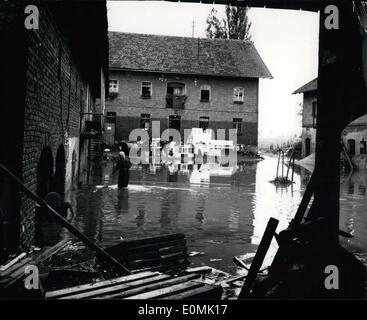 7. Juli 1955 - Überschwemmungen in Passua(Bavaria): Foto zeigt ein Floaded-Bauernhaus in der Nähe von Passau (Deutschland). Die Fload geht noch am Sonntag 10.. Stockfoto