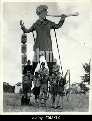 7. Juli 1955 - Boy Scout International Patrol Camp öffnet Peter Pan Eingang.: Londoner Second International Patrol Camp von der Boy Scout Association organisiert wurde von Erzbischof Centerbury heute Nachmittag im Gilwell Park eröffnet. Mehr als 600 Scouts aus 21 Nationen nehmen Teil. Foto-Shows zu sehen sind gestellt am Peter-Pan-Eingang zum Camp am Nachmittag zurück L R: Jean Morris (USA); Ernest Blackburn (Fulham-London); IDI Jibirin (Nigeria); vorne L-R:-Via Giahh (Italien); Jean Louis Atlan (Tunesien); Lossius ungerade (Norwegen); Marmann Nico (Luxemburg); Volker Blosen (Deutschland) Stockfoto