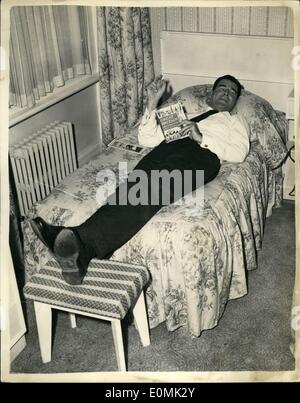 Sept. 09, 1955 - Hollywood-Filmstar - 6 ft 4 Zoll Rod Cameron, heute in London angekommen. Hier ist hier, Mike O'kelly, der kämpfenden Detektiv hier '' Pass zum Verrat '' - die zu fertigenden für Eros-release zu spielen. Es wird seinen ersten britischen Film sein. Foto zeigt Rod Cameron musste einen Schemel für seine Füße - zu verwenden, weil das Bett zu kurz - war wenn Sie heute in seinem Hotel in London zu entspannen. Stockfoto