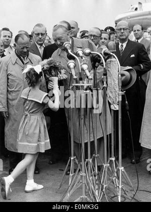 Dr. Konrad Adenauer spricht am Flughafen bei der Ankunft Stockfoto