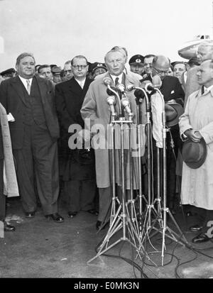 Dr. Konrad Adenauer spricht am Flughafen bei der Ankunft Stockfoto