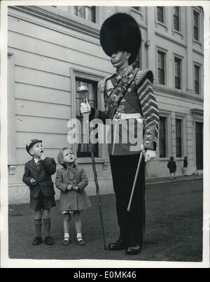 Sept. 20, 1955 - Regimentsmusik und Rohre der Scots Guards Proben für die Tour von Vereinigte Staaten von Amerika Und Kanada: Regimental Band und massierten Rohre der Scots Guards - waren in Wellington Barracks Vormittag - Proben für ihre Tour durch die Vereinigten Staaten und Kanada zu sehen. Sie verlassen Anfang nächsten Monats für die Tour, die zwei Monate dauern wird. Foto zeigt 5 - jährige David Hughes und seine 3-jährige Schwester Ann, dessen Vater in der Scots Guards ist - Schau Drum Major A. Mond - bei heutigen voll Generalprobe in Wellington Barracks. Stockfoto