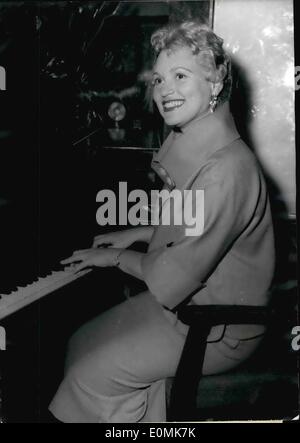 7. Juli 1955 - Judy Holliday in Paris; Der berühmte amerikanische Screen Star beweist, dass sie ein ausgezeichneter Pianist bei einem Presseempfang statt in einem Champs-Elysees Club heute ist. Sie ist in Paris für ein paar Tage bevor er zurück nach Hollywood, wo sie die Hauptrolle in einem neuen Film '' Solid Gold Cadillac " Stockfoto