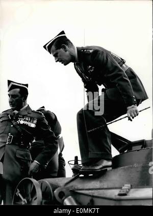 7. Juli 1955 - The Duke of Edinburgh... geprüft am Montag 11. Irish Husaren, die im Lüneburger in Deutschland stationiert sind. Seine königliche Hoheit mit Gründlichkeit geprüft und auf die Tanks montiert. Stockfoto