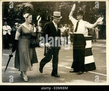 7. Juli 1955 - uniform Polizei Don Hitzewelle in Ascot. Zweiter Tag des The Royal treffen.: Foto zeigt dieser Punkt Pflicht Polizist trug seine t-Shirt-Ärmel - weißer Handschuh Uniform, wenn Sie den Verkehr in Royal Ascot heute Steuern - zweiter Tag des berühmten Treffens. Die London-Temperatur wurde in den siebziger Jahren - die heißeste Nacht für zwei Jahre nach. Stockfoto