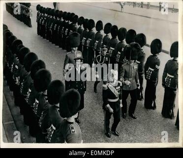 10. Oktober 1955 - Präsident von PORTUGAL von staatlichen Besuch in LONDON... EHRENWACHE AM WESTMINSTER INSPIZIERT... KEYSTONE-FOTOSHOWS: - Präsident FRANCISCO GRAVEIRO LOPES von Portugal, gefolgt von der DUKE OF EDINBURGH prüft der Guard of Honor von Coldstream Guarda - bei seiner Ankunft in Westminster Piar heute Nachmittag auf seinen dreitägigen Staatsbesuch in London. Stockfoto