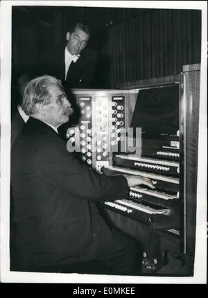 10. Oktober 1955 - spielt Dr. Albert Schweitzer die Festhalle-Orgel. Dr. Albert Schweitzer, die verzichtete auf Ruhm und Reichtum als Musikerin 43 Jahren - und wer ist bei einem Besuch in London - ging gestern an der Royal Festival Hall - wo er das Festival Orgel ausprobiert was er sagte, "sie ist großartig - sie ist schön ''. Dr. Schweitzer geht zum Palast heute Morgen, so der ehrenamtlichen Verdienstorden der Königin. Dr Stockfoto