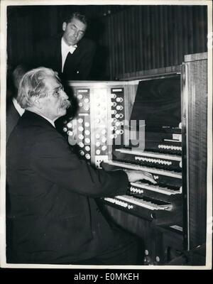 10. Oktober 1955 - Dr. Albert Schweitzer spielt die Festhalle-Orgel: Dr. Albert Schweitzer, die verzichtete auf Ruhm und Reichtum als Musiker vor 43 Jahren und die ist bei einem Besuch in London in der Royal Festival-Orgel, die er sagte ging '' sie ist großartig sie ist schön ''. Dr. Schweitzer geht in den Palast heute Morgen die ehrenamtlichen Order of Merit von der Königin empfangen. Dr. Schweitzer galt als das weltweit größte Organist vor vierzig Jahren gab es bis zu eine Lepra-Kolonie in Lambarene gefunden und hat sein ganze Leben der großen Sache gewidmet. Foto zeigt Dr. Stockfoto