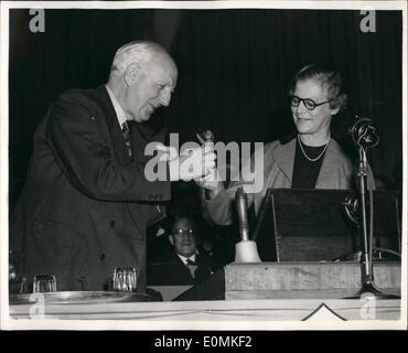 10. Oktober 1955 - konservative Partei verabschiedet sich von Lord Woolton: der konservative Partei verabschiedete heute dem scheidenden Vorsitzenden, Lord Woolton, wer den Parteitag der Konservativen in Bournemounth zum letzten Mal als Vorsitzender der Partei anwesend war. Foto zeigt Herrn Woolton, ist mit einer roten Rose von Lancaster in Bournemouth heute von Stadtrat die ehrenwerte Frau Evelyn vorgestellt. J.p. M.P. Vorsitzender der Konferenz. Stockfoto