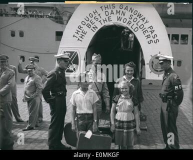 7. Juli 1955 - mit ihren Familien: kamen einige der 1241 Soldaten an Bord der amerikanischen Truppentransporter '' Upshure'', Bremernaven. Sie sind ab 10. Infanterie-Division, die 1. Infanterie-Division zu entlasten, in Westdeutschland stationiert. Es ist das erste Mal in der Geschichte der US-Army, dass Soldaten eine große Distanz mit ihren Familienangehörigen übertragen werden. Das Foto zeigt die Ankunft in Bremerhaven. Stockfoto