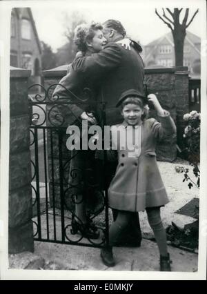 11. November 1955 - Mrs Simek kehrt in Großbritannien- und Gesichter A Dilemma... Britische Frau des tschechischen Gefangenen geboren... Frau Jean Simek, britische geborene Ehefrau von Ivo Simek, eine lebenslange Haftstrafe für '' Spionage und Sabotage'' in einem tschechischen Gefängnis - dient, kam gestern mit ihren drei Kindern in London... Sie steht nun vor das Dilemma... Sie hat drei Monate hier mit ihrer Familie - und vor dem Verlassen der Tschecho-Slowakei wurde ihr gesagt, dass kehrt sie mit ihren Kindern - ihr Mann fast sicher erscheint... Wenn sie nicht zurückkehrt, wird davon ausgegangen, dass bleibt er ein Gefangener. Stockfoto