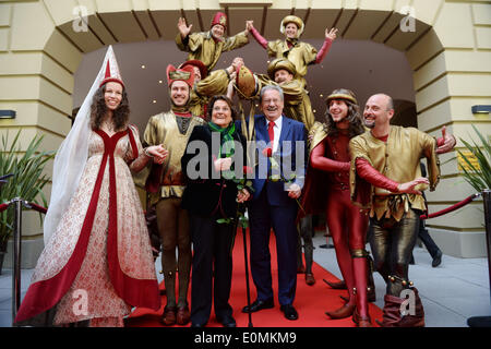 München, Deutschland. 16. Mai 2014. Ehemaliger Bürgermeister von München Christian Ude (3.-R) und seine Frau Edith von Welser-Ude(3RD-L) sind vor seiner Abschiedsfeier am deutschen Theater in München, Deutschland, 16. Mai 2014 abgebildet. Ude war Bürgermeister von München von 1993 bis 2014. Foto: Andreas Gebert/Dpa/Alamy Live-Nachrichten Stockfoto