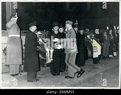 13. November 1955 - legen State Secretary Klaiber, Bundesinnenminister Minister Dr. Schroeder und andere Denkmal Kränze im Memorial Cemetery in Bonn am Deutschlands Memorial Day. Abgebildet sind, Abteilung Allgemeine Carolet(France) mit General Major Roe(England) und Oberst Lechirie(USA) zu Ehren der Toten. Stockfoto