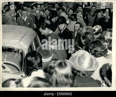 10. Oktober 1955 - Kapitän Townsend verlässt seine London flachen Einstieg in seinem Auto: eine große Schar von Schaulustigen und Presseleute gesammelt Stockfoto