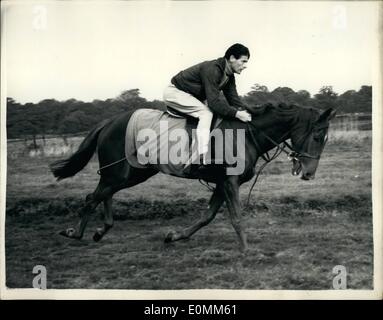 10. Oktober 1955 - Kapitän Townsend geht wieder einmal reiten.: Group Captain Townsend verbrachte das Wochenende in Allanbay Lodge, Binfield, Berks., mit Prinzessin Margaret - ging heute Morgen wieder im Billingbare Park, zwei Meilen Entfernung reiten. Das Foto zeigt Captain Townsend als ging er für ein Galopp im Billingbare Park heute Morgen gesehen. Stockfoto