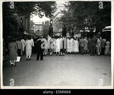 10. Oktober 1955 - Group-Captain Peter Townsend trifft Prinzessin Margaret im Clarence House: Prinzessin Margaret und Group-Captain Peter Townsend trafen sich gestern Abend zum ersten Mal seit zwei Jahren in London. Group Captain Townsend fuhren zum Clarence House gestern Abend, ein paar Stunden, nachdem die Prinzessin von Balmoral und fast unmittelbar nach der Königin-Mutter zurückgekehrt war gekommen waren, nach Hause. Er blieb für zwei Stunden. Foto zeigt außen Clarence House begeistert Touristen überlaufen vom Gehsteig und blockieren den Eingang von der Mall. Stockfoto