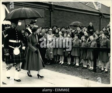 10. Oktober 1955 - Prinzessin Margaret präsentiert neue Farben: H.R.H. Prinzessin Margaret besuchte Bulford, Salisbury Plain, heute - wo sie neue Farben auf den 1. präsentiert. Mrd. Highland Light Infanterie - dessen ist Oberst-in-Chief. Foto zeigt Kinder blicken auf mit Interesse, wie Prinzessin Margaret zu ihrem Auto im Regen - nach der Zeremonie am Bulford heute geleitet wird. Stockfoto