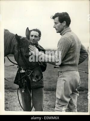 10. Oktober 1955 - Kapitän Townsend geht heraus reiten: Gruppe Captail Peter Townsend - ging heute Morgen vor dem Frühstück aus der Binfield Grove Racing Stables - im Besitz von Miss Norah Wilmott Reiten... Prinzessin Margaret blieb drinnen in der Allanbay Lodge, Binfield - wo sie und der Kapitän am Wochenende als Gäste von Mrs John Lycett Testamenten - Cou der Prinzessin ausgeben. Foto zeigt: - Kapitän Peter Townsend mit seinem Reittier vor dem Schlafengehen für einen Galopp heute Morgen gesehen. Stockfoto