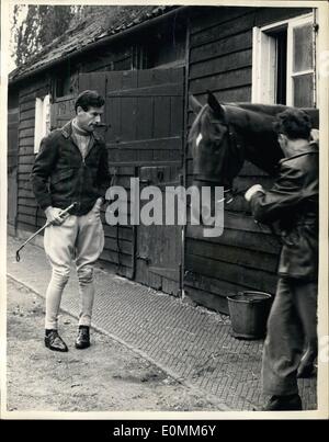 10. Oktober 1955 - Kapitän Townsend geht Reiten Once Again: Group Captain Townsend verbrachte das Wochenende im Allanbay Park - mit Prinzessin Margaret - ging noch einmal heute Morgen - im nahe gelegenen Billingbare Park fahren. Foto zeigt:-Captain Townsend blickt auf sein Reittier aus den Ställen heute Morgen genommen wird. Stockfoto