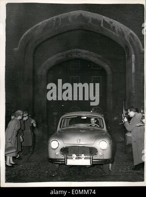 10. Oktober 1955 - Group Captain Townsend zahlt sich einen Besuch in Clarence House: Foto zeigt nach vorne lehnen Menschen einen Einblick in Group Captain Townsend zu bekommen, da er den Hinterausgang des Clarence House in seinem Auto heute Abend verlässt. Stockfoto