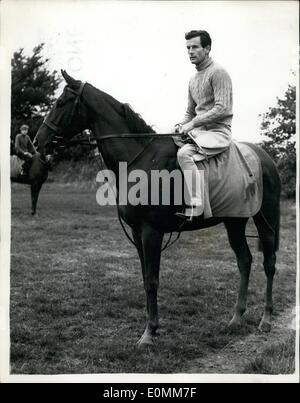 15. Oktober 1955 - 15.10.55 Kapitän Townsend geht Reiten. Group Captain Peter Townsend, die verbringen das Wochenende im Allanbay Park, Binfield mit Prinzessin Margaret, ging heute Morgen auf einem nahe gelegenen Stall reiten. Keystone-Foto zeigt: Captain Townsend auf seinem Reittier, wenn er heute Vormittag Reiten ging. Stockfoto