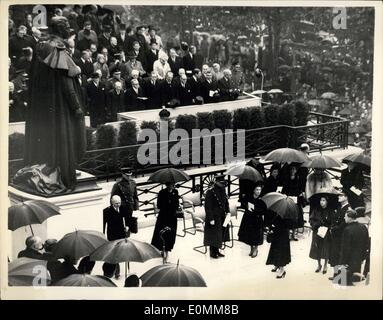 21. Oktober 1955 - enthüllt Königin Denkmal zu ihrem Vater. Menschenmengen vorbei König George VI Statue Einreichung? HM The Queen enthüllte heute Morgen im Beisein von anderen Mitgliedern der königlichen Familie, die Statue an ihren Vater König George VI in Carlton Gardens. Foto zeigt: Allgemeine Anzeigen während der Zeremonie heute Morgen. Die Duchess of Gloucester spricht mit HM The Queen. Auf der Suche auf Can wurden gesehen, andere Mitglieder der königlichen Familie, Prinzessin Margaret und der Herzog von Edinburgh im Zentrum nach oben auf die Statue Stockfoto