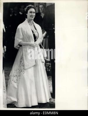 27. Oktober 1955 - Prinzessin Margaret an Gala Opera. Foto zeigt: Prinzessin Margaret ist zu sehen im Foyer des Royal Opera House, Covent Garden, bei ihrer Ankunft für die Gala-Vorstellung von Smetanas "die verkaufte Braut" zu Ehren des Präsidenten von Portugal und Madame Lopes. Die Königin, der Herzog von Edinburgh und andere Mitglieder der königlichen Familie besucht. Stockfoto