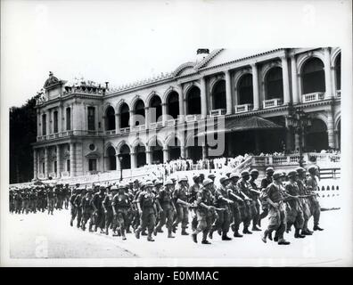 16. November 1955 - End Of A Mission Saigon, Vietnam: Vor führenden Ngo Dinh Dinem und anderen staatlichen vietnamesischen Truppen passieren; Führer wie Saigon die Soldaten nach Hause als Helden empfangen, sind die Männer, die die letzten Rebellen-Hochburgen südlich von Saigon ausgelöscht. Mehrere Führer der Binh Xuyen Rebellen haben nach Frankreich statt. Stockfoto