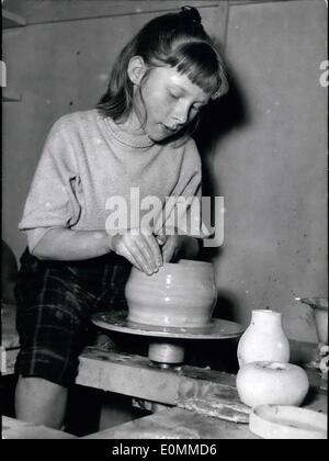 12. Dezember 1955 - Berlins jüngste Potter - Mädchen: ist das zehn Jahre alte Gundula Kampmann (GUNDULA KAMPMANN). Das ist ein sehr seltenes Hobby für ein Schulmädchen. Experten achten Sie jetzt auf die tierischen Kunststoffe des kleinen Mädchens und werden ihnen in Bronze Formen. Stockfoto