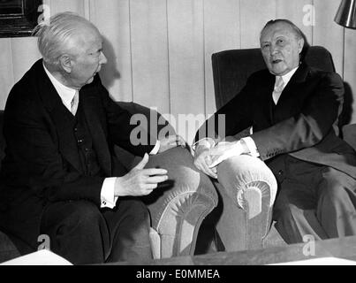 Bundeskanzler Konrad Adenauer mit Theodor Heuss Stockfoto