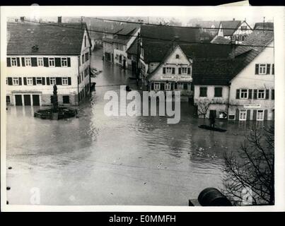 3. März 1956 - überschwemmt weite Gebiete der Bundesrepublik Deutschland... Der Marktplatz in Winterbach... Fluss Rems - nahen Deutschland Tausende von Quadratmeilen der Bundesrepublik Deutschland sind überflutet - nach der nach dem letzten Schnee und Einfrieren der Großteil Europas betroffen. In Passau und Vilshofen an der Donau - mehr als 2.500 Menschen mussten aus ihren überfluteten Häusern evakuiert werden. Keystone-Fotoshows: - allgemeine Ansicht der überfluteten Marktplatz in Winterbach - Mitteldeutschlands. Stockfoto