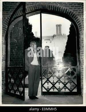 3. März 1956 - neue Astronom königlich im Royal Observatory Hurstmonceaux Schloss. Dr. Richard Van der Riet Wooley, die neue Astronomer Royal, die am Flughafen London gestern aus Australien kam, war heute zu sehen im neuen Royal Observatory, Hurstmonceaux Burg, Sussex, wo er von Sir Harold Spencer Jones, übernimmt die am letzten Tag des Jahres 1956 im Ruhestand. Keystone-Foto zeigt: Richard Van der Riet Wooley gesehen in den Kreuzgängen im Hurstmonceaux Schloss heute - Durchsicht in das Viereck. Stockfoto