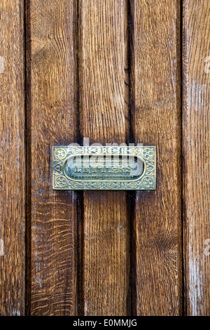 Letter Box auf einem hölzernen Oak Cottage vordere Tür in den Cotswolds, England Stockfoto