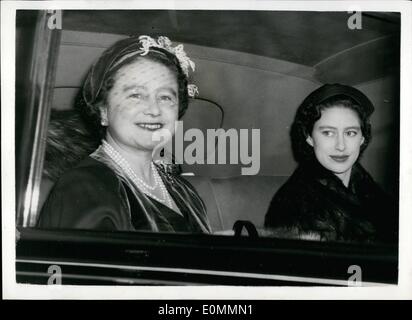 12. Dezember 1955 - königliche Familie verlassen für Sandringham. Foto zeigt Queen Elizabeth The Queen Mother und Prinzessin Margaret, verlassen Clarence House mit dem Auto, für Kings Cross - auf dem Weg nach Sandringham, heute gesehen. Stockfoto